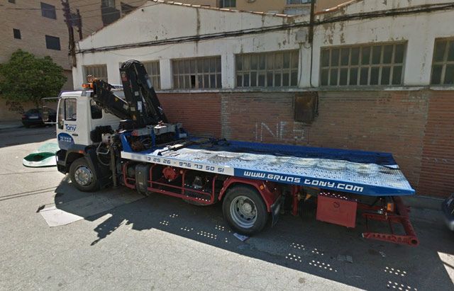 Grúas Tony S.A. grúa estacionada